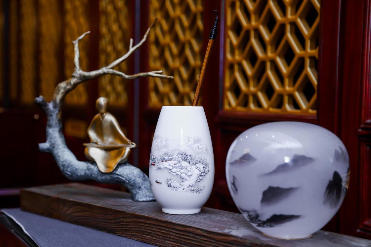 Beijing Palace Soluxe Hotel Astana Exterior photo A porcelain vase