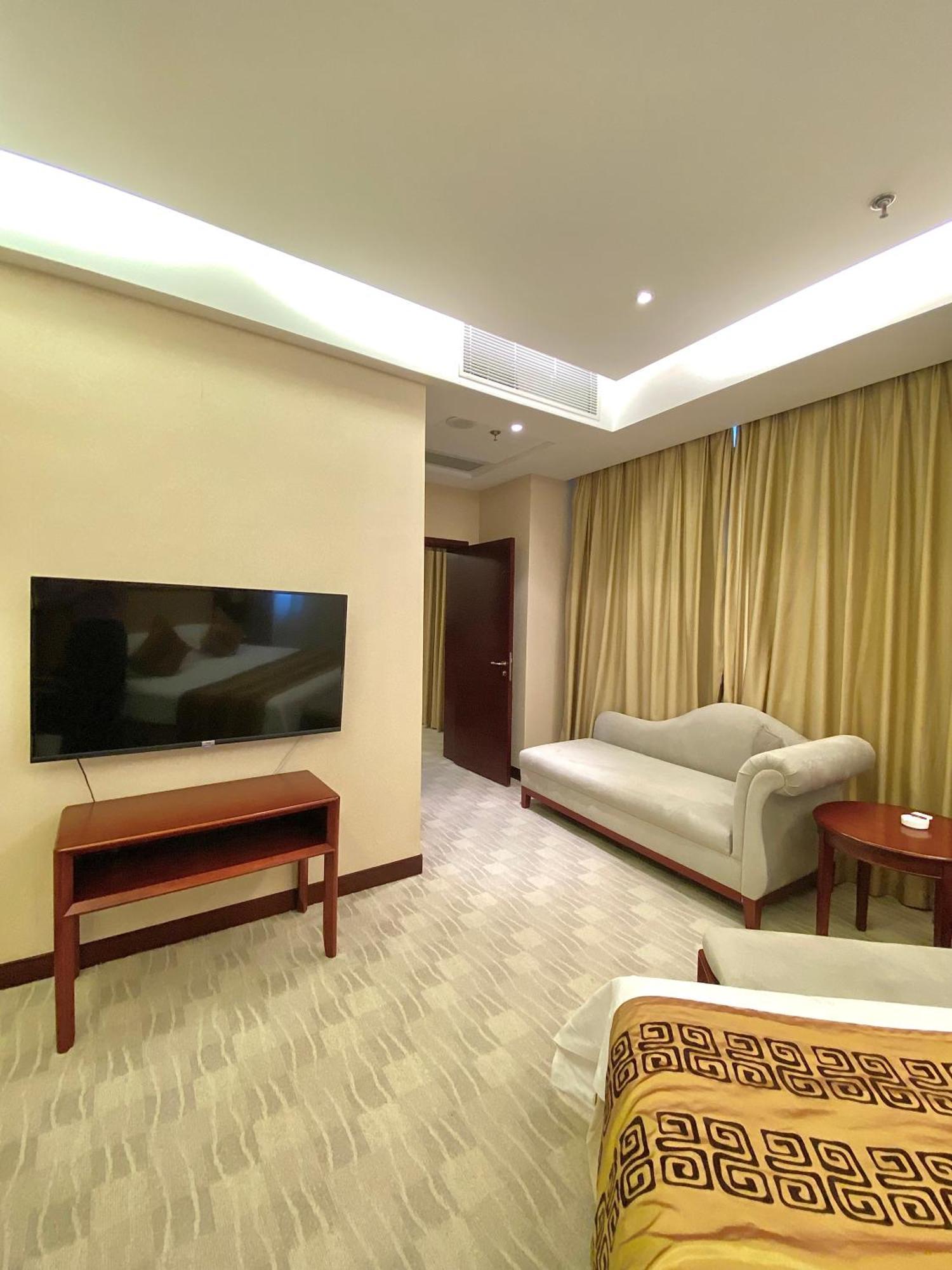 Beijing Palace Soluxe Hotel Astana Exterior photo A room at the hotel