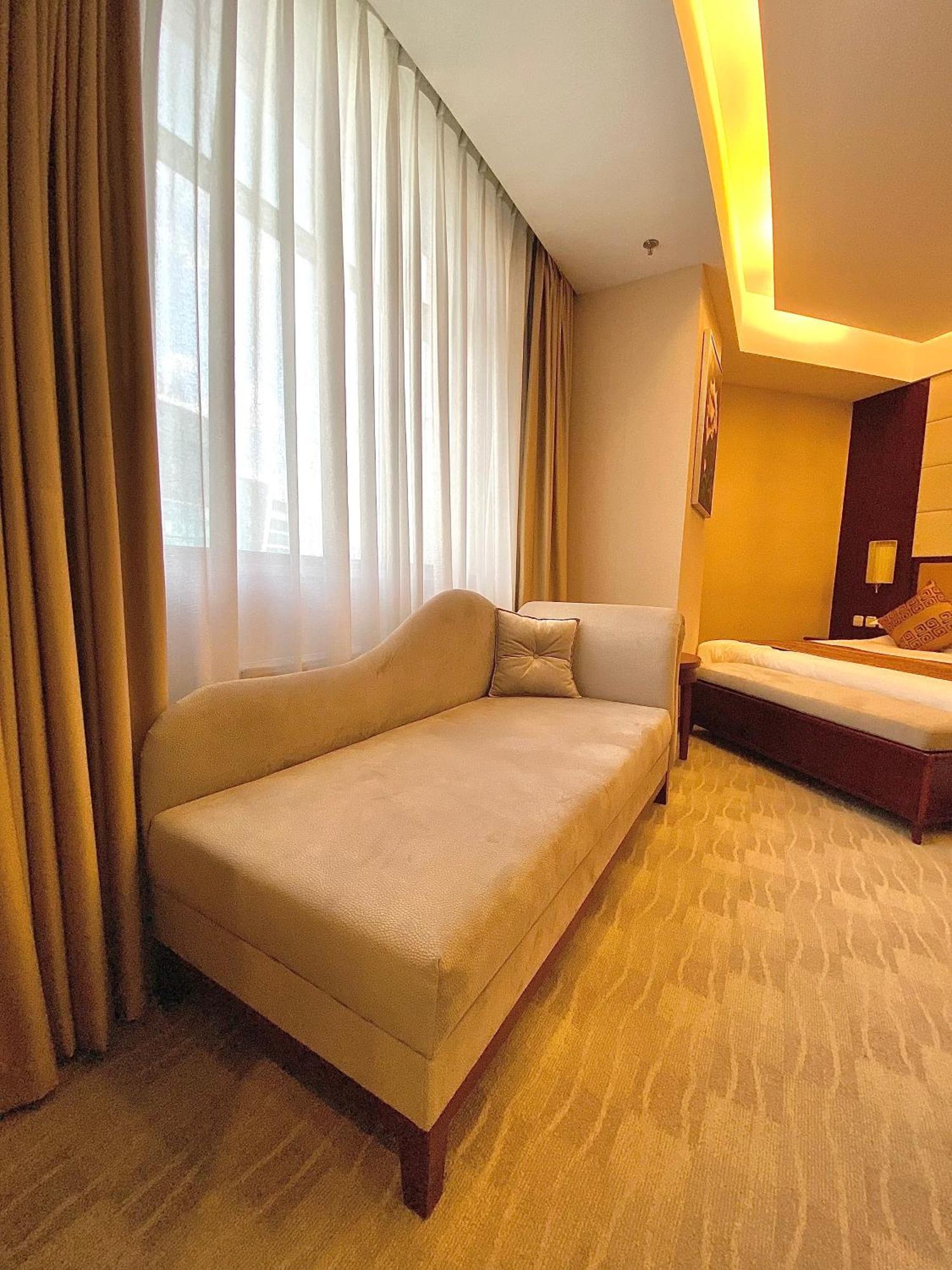 Beijing Palace Soluxe Hotel Astana Exterior photo A sofa bed